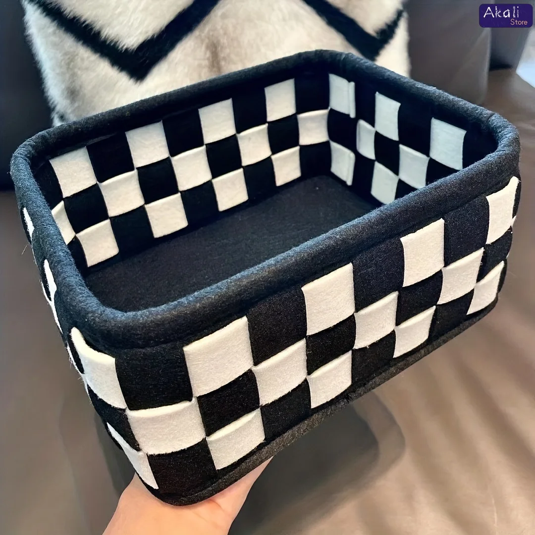 Черно-белая клетчатая корзина  – обзор и цена Cosmetic Bags